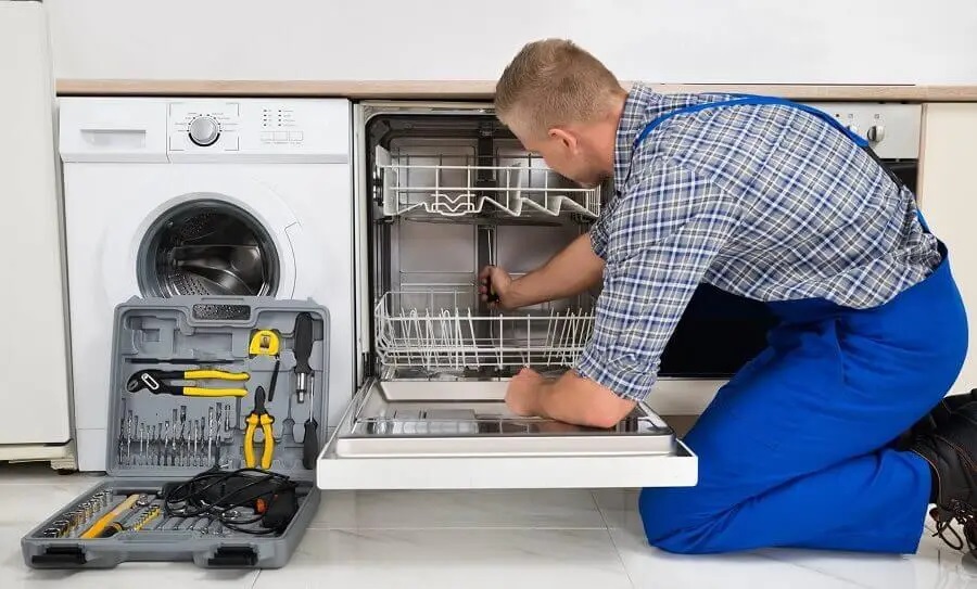 Buca Liebherr servisi teknisyen ekibi beyaz eşya tamiri yaparken